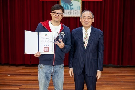校長頒發傑出校友證書及紀念盃